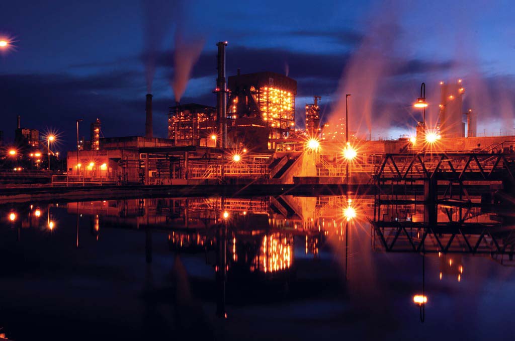 Vista noturna da unidade industrial da Cenibra em Belo Oriente