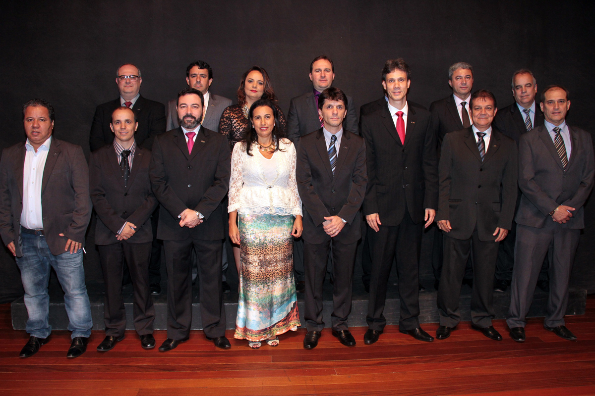 A nova diretoria da CDL que tomou posse ontem, no Teatro Zélia Olguin, em Ipatinga