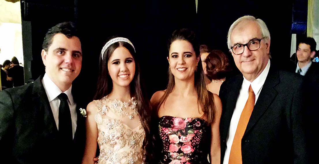 O médico Marco Aurélio Assis e a dentista Renata Argolo Assis ladeiam a linda filha Júlia, em companhia do jornalista William Saliba, no Clube Real Madri, em Guanhães