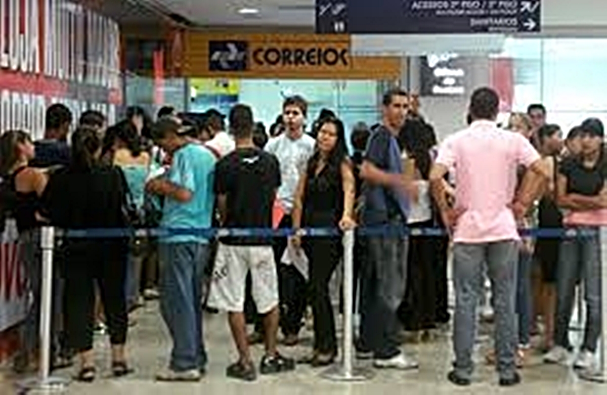 Consumidor submetido 'ao chá de cadeira' ou transformado em um poste humano.