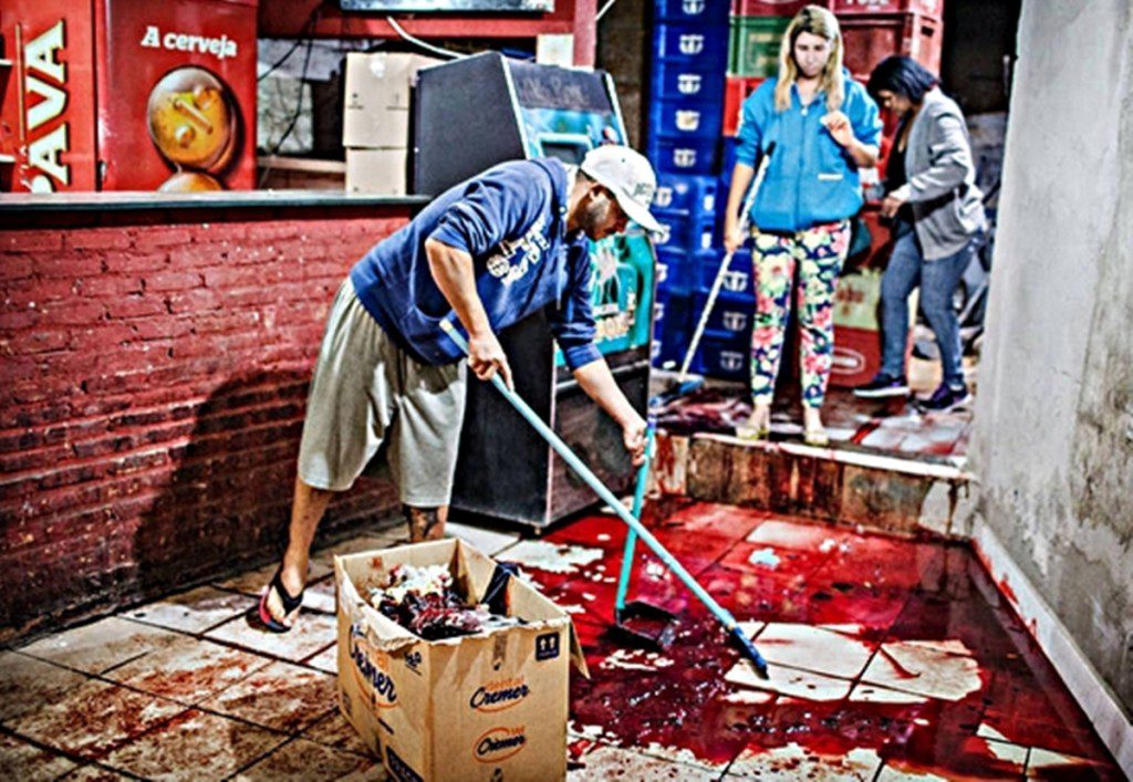 Um banho de sangue que executou jovens e trabalhadores sem passagem pela polícia. Foto: Folha de São Paulo
