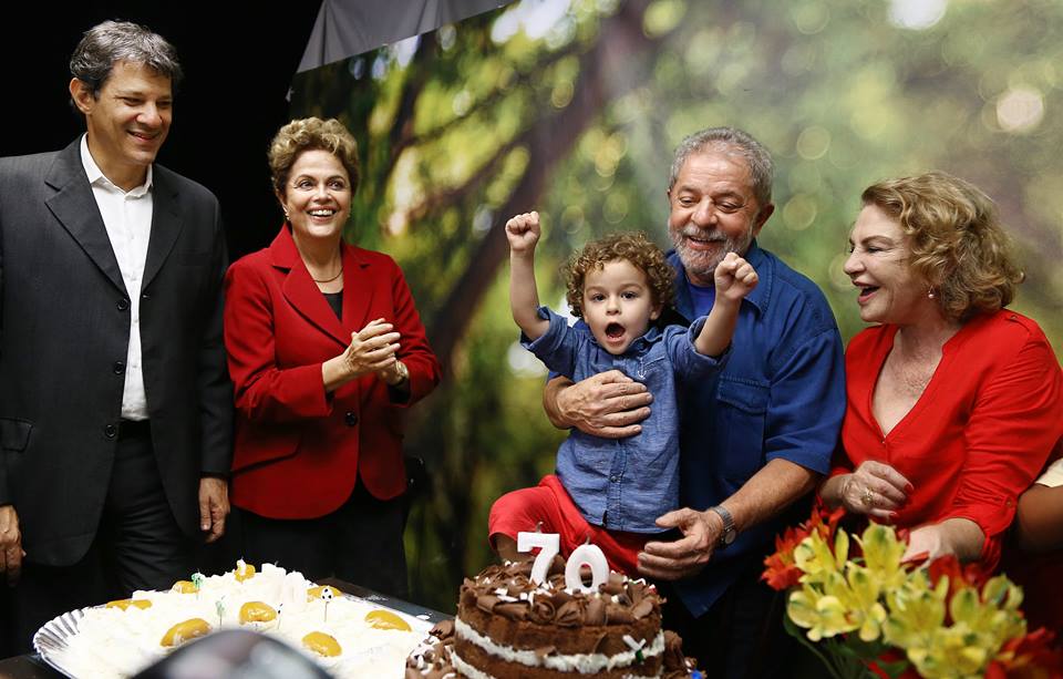 Lula comemora 70 anos ao lado do prefeito de São Paulo, Fernando Haddad, a presidente Dilma e sua esposa, Mariza, com neto nos braços. Foto: Ricardo Stucker/Instituto Lula.