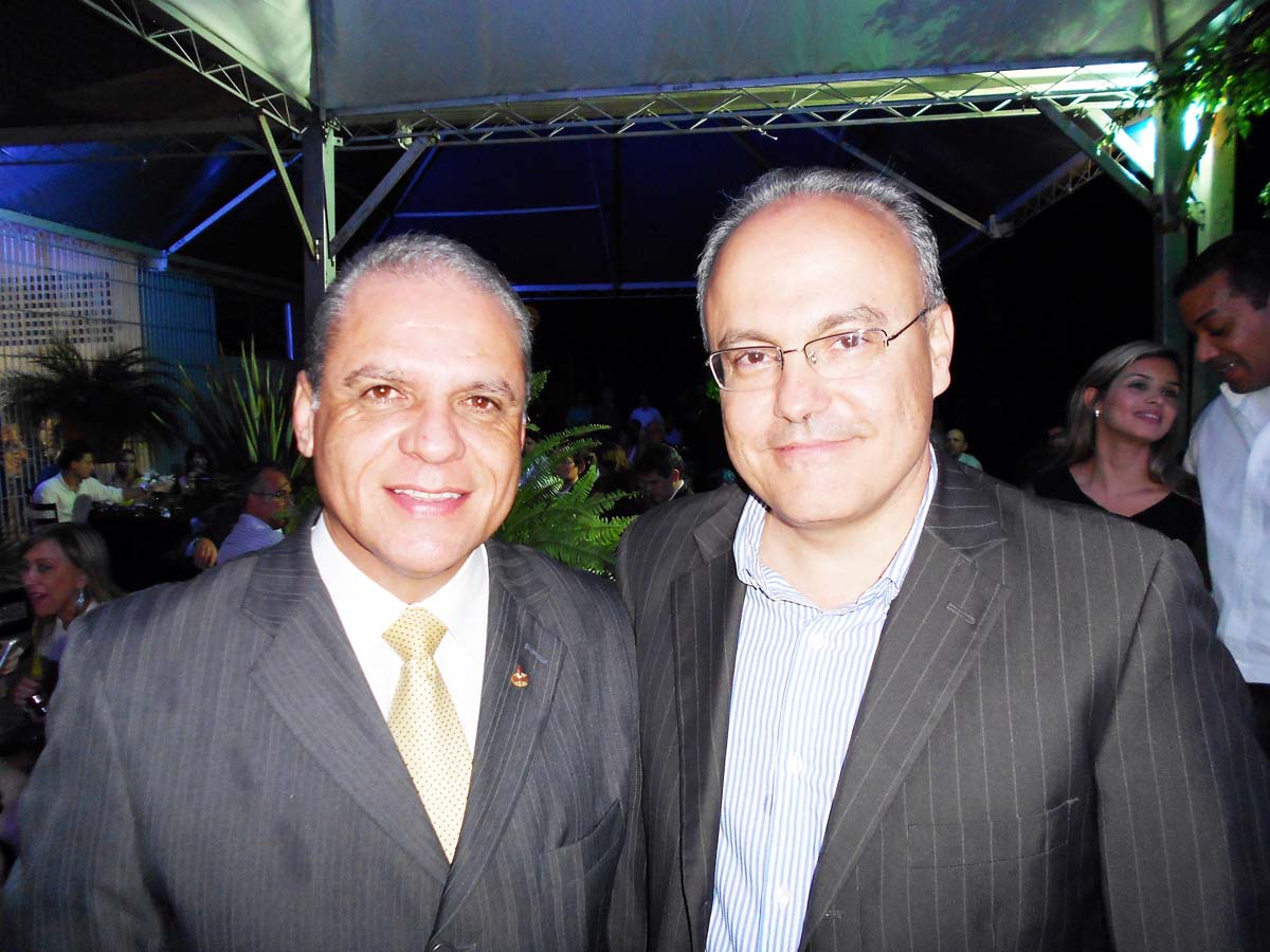 O cerimonialista Carlos Souto e o diretor Técnico e de Recursos Humanos da Aperam, Ilder Silva