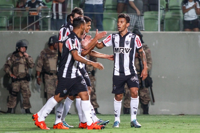 Marcos Rocha comemora o gol que deu a vitória ao Galo contra o Inter. Foto: Site Oficial do Atlético.