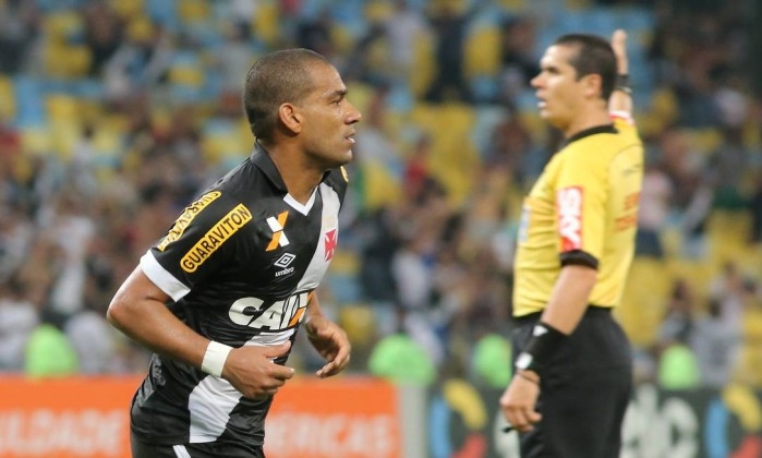 Arbitragem do mineiro Ricardo Marques Ribeiro foi duramente criticada. Foto: Marcelo Theobald/Agência O Globo