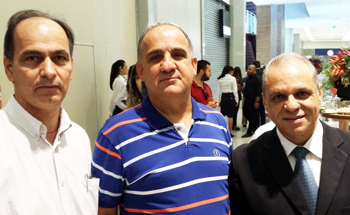 Flávio Leal, diretor Sicoob, Nívio Procópio Lage e o cerimonialista Carlos Souto