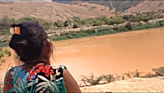Índios da tribo Krenak choram a mortandade de peixe, fonte de alimento. Foto: Redes Sociais.