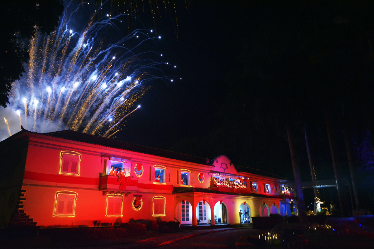 O prédio da fundação foi decorado e iluminado para o Natal com mais de 100 mil lâmpadas