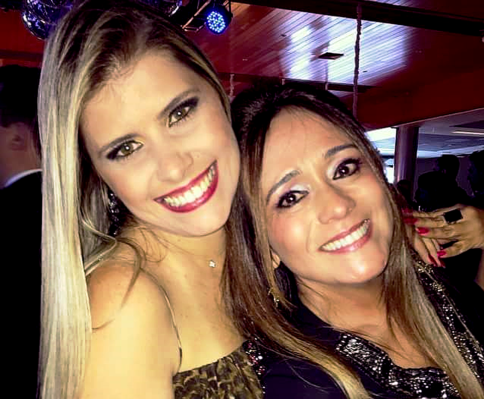 A simpatia e elegância de Camila Araújo e Décia Canedo, em noite de festa em Ipatinga