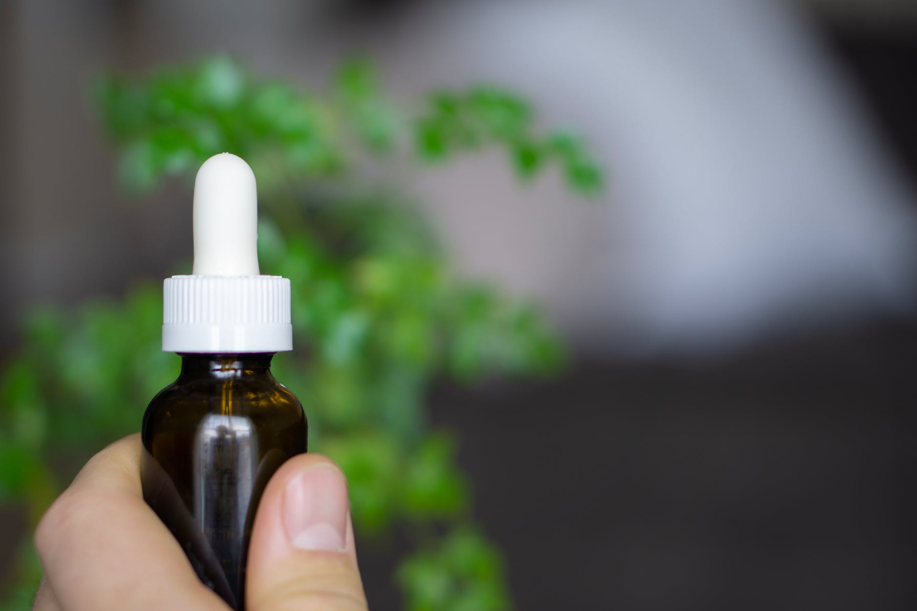 Cannabis medicinal: decisões judiciais para obrigar fornecimento saltam 377,9% e estimulam leis para inclusão no SUS; entenda person holding white and brown bottle